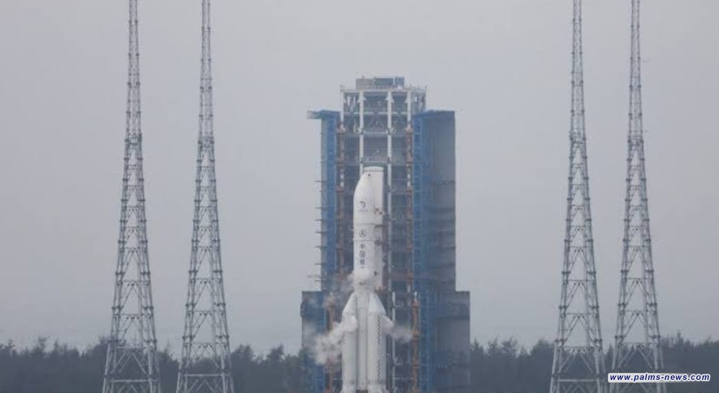 مركبة صينية تهبط على جانب من القمر لجمع عينات من الصخور